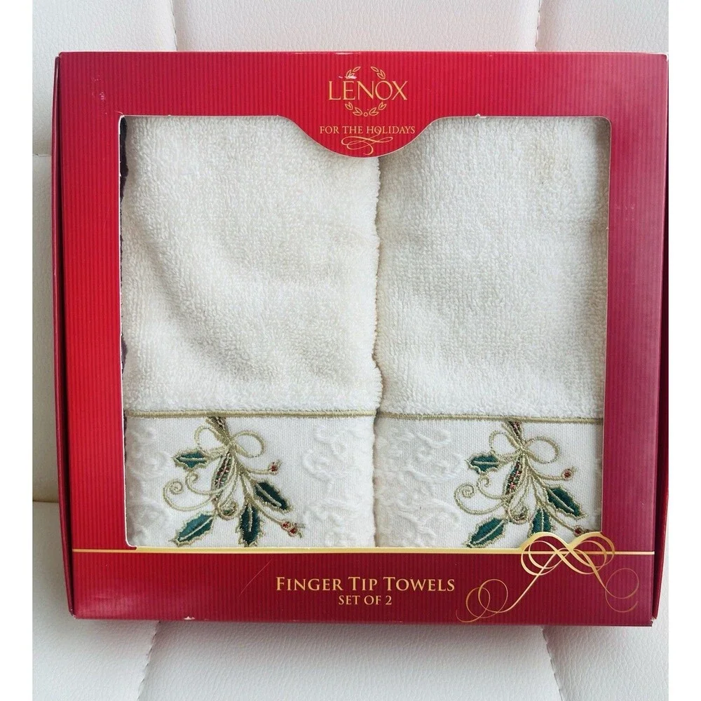 Lenox Ribbon & Holly Finger Tip Towels